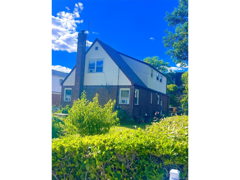 Newly renovated two family house in the heart of the Bayside - photo 4