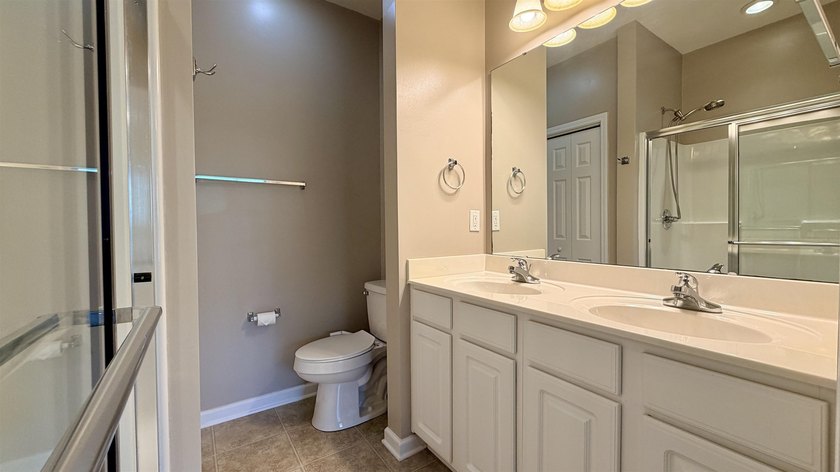 Vacant and completely move-in ready, this exceptional top-floor - photo 14