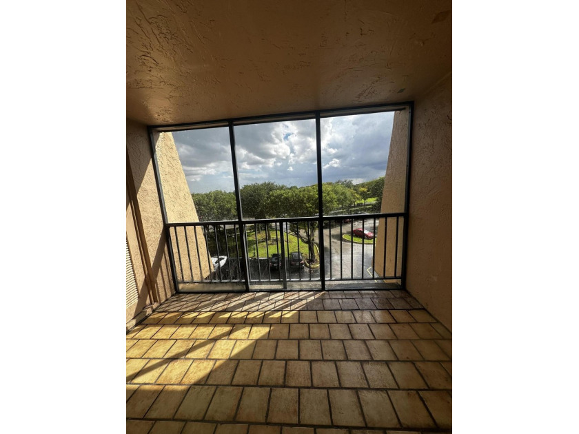 Welcome to this charming 1-bedroom, 1-bath condo offering the - photo 18