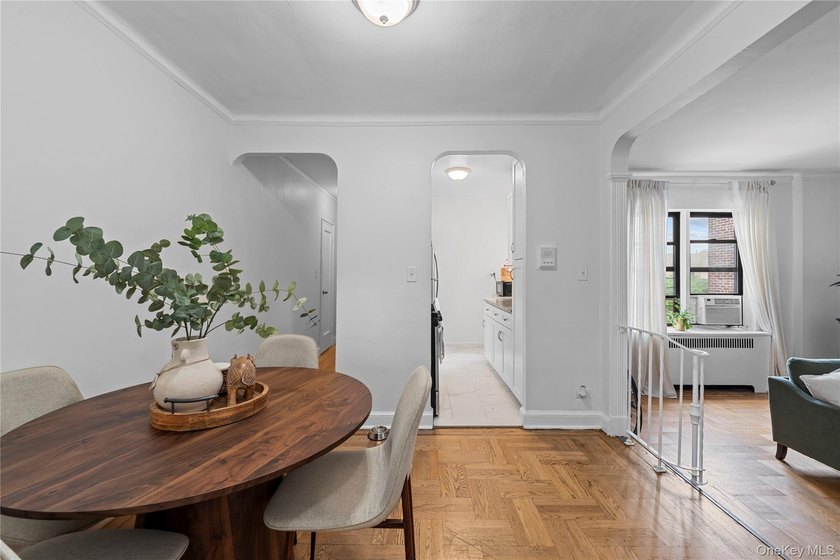 Bright top-floor 2-bedroom co-op for sale in Norwood, Bronx - photo 6