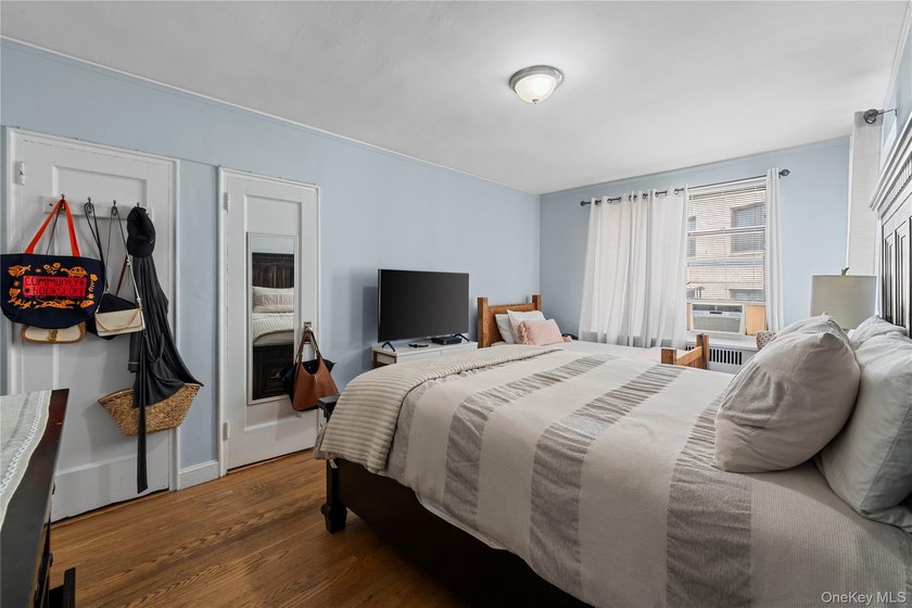 Bright top-floor 2-bedroom co-op for sale in Norwood, Bronx - photo 10