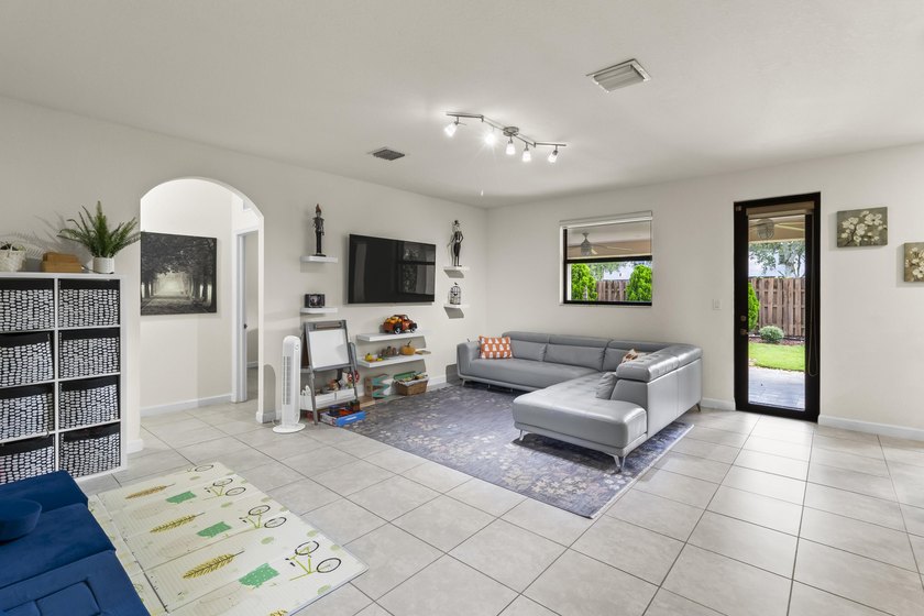 MOTIVATED SELLER - Bring all offers! Exquisite Mediterranean - photo 15