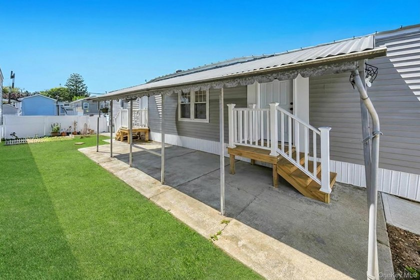 Welcome to this beautifully maintained 2-bedroom, 1-bath mobile - photo 3