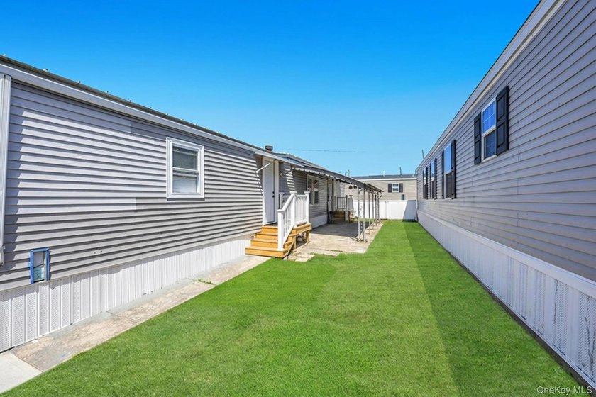 Welcome to this beautifully maintained 2-bedroom, 1-bath mobile - photo 4