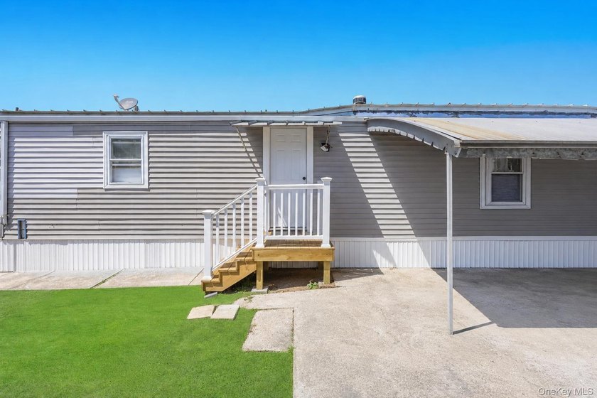 Welcome to this beautifully maintained 2-bedroom, 1-bath mobile - photo 6