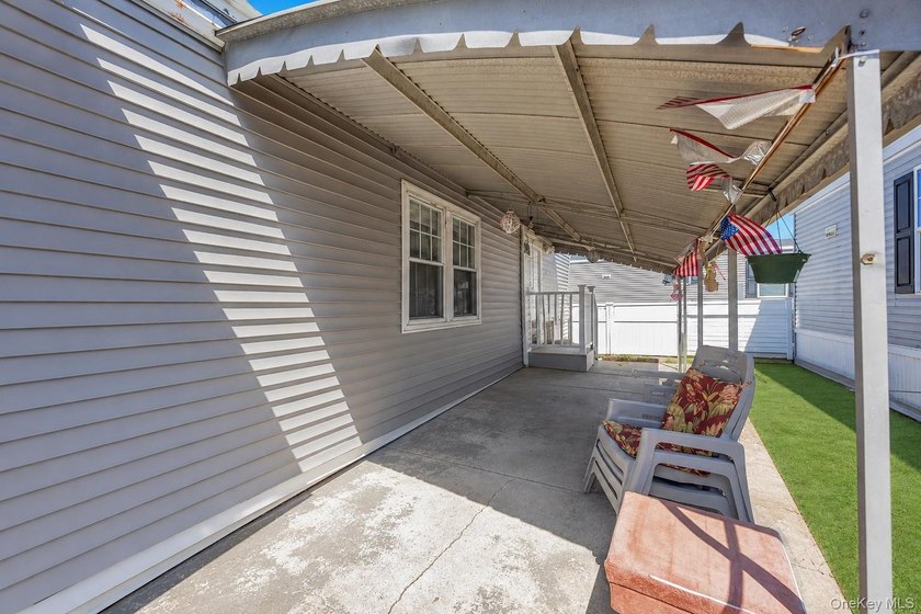 Welcome to this beautifully maintained 2-bedroom, 1-bath mobile - photo 7