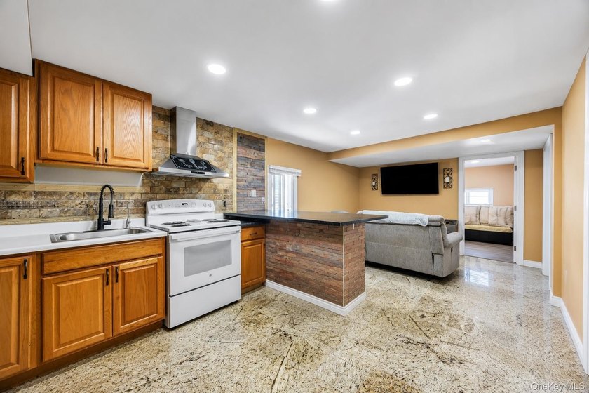 Welcome to this beautifully maintained 2-bedroom, 1-bath mobile - photo 8