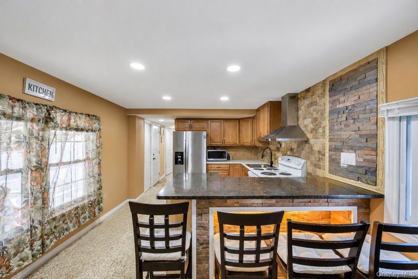 Welcome to this beautifully maintained 2-bedroom, 1-bath mobile - photo 10