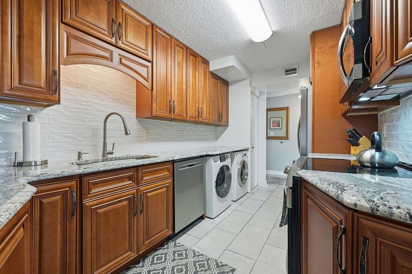 Fully renovated one-bedroom, one-bathroom condo in the Atlantis - photo 8