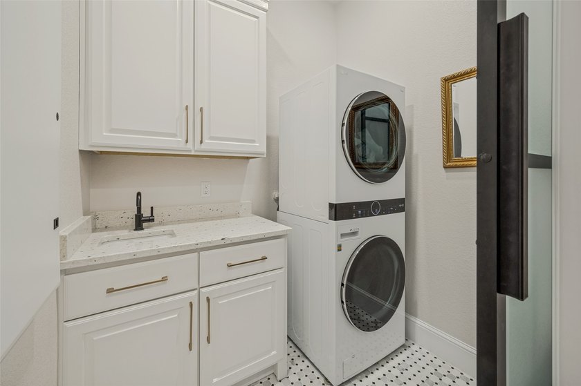 Welcome to 3104 Stonefield where luxury living meets an - photo 24