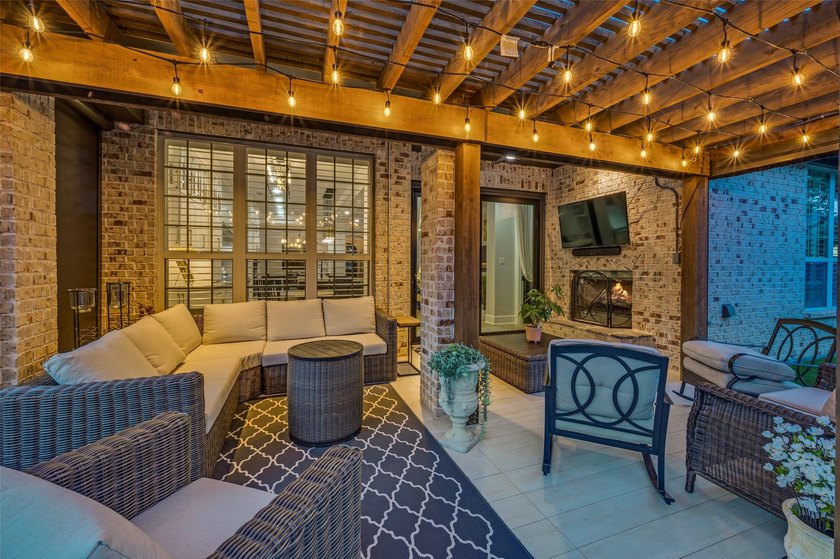 Welcome to 3104 Stonefield where luxury living meets an - photo 30
