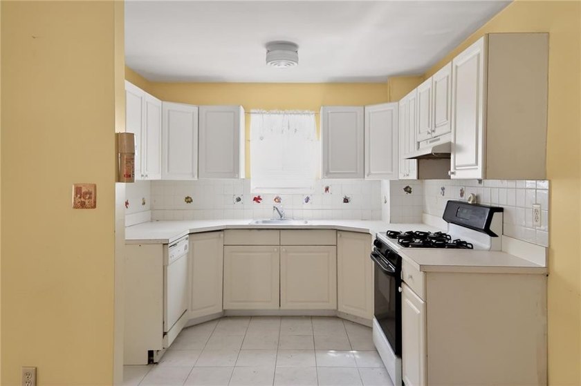 Welcome to 1026 East 86th Street-a rare find in prime Canarsie - photo 22