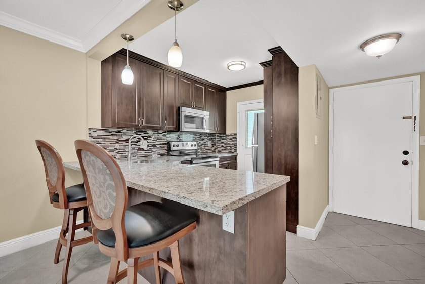 55+ Building. Fully renovated 1st floor, 1BR/1.5BA with den unit - photo 11