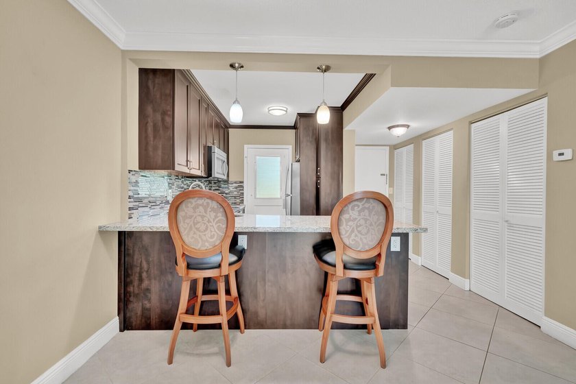 55+ Building. Fully renovated 1st floor, 1BR/1.5BA with den unit - photo 12