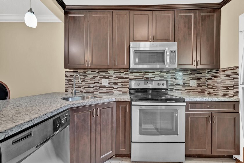 55+ Building. Fully renovated 1st floor, 1BR/1.5BA with den unit - photo 13