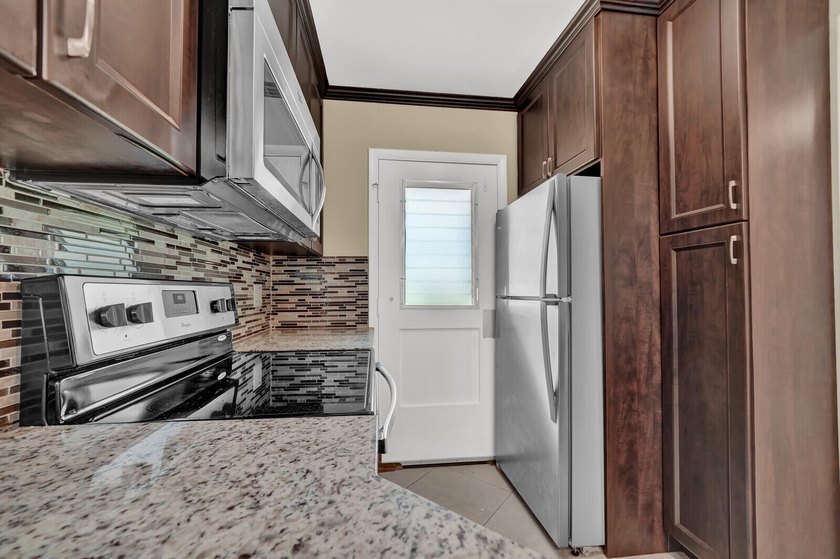 55+ Building. Fully renovated 1st floor, 1BR/1.5BA with den unit - photo 15