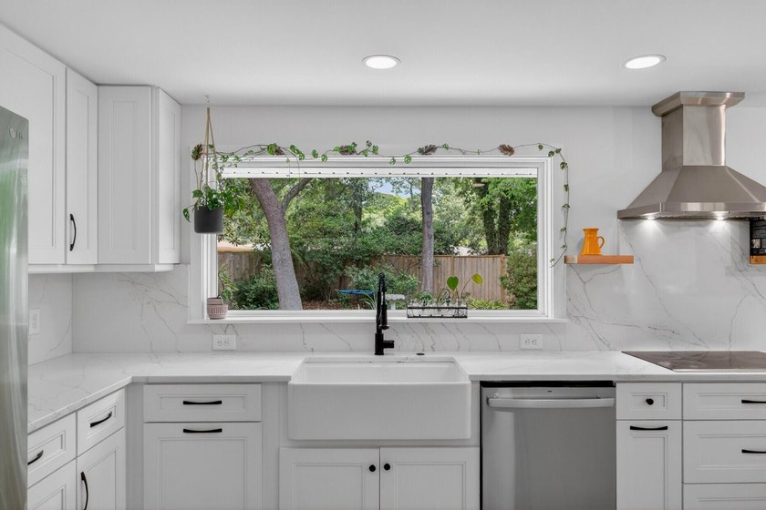 Tucked into the Queensborough neighborhood on James Island, this - photo 10