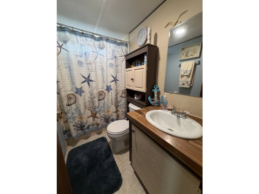 Welcome to this spacious and well-maintained 3-bedroom - photo 17