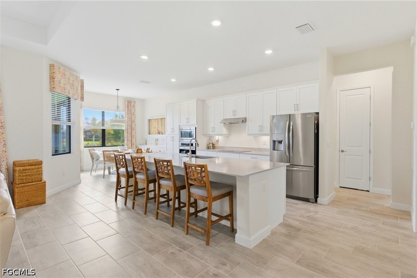 Highly desirable and only Oakmont, single story 4-bedroom home - photo 4