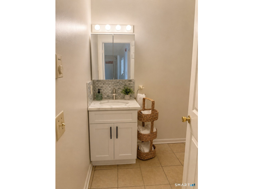 Move right into this beautifully updated 1-bedroom, 1-bath condo - photo 11