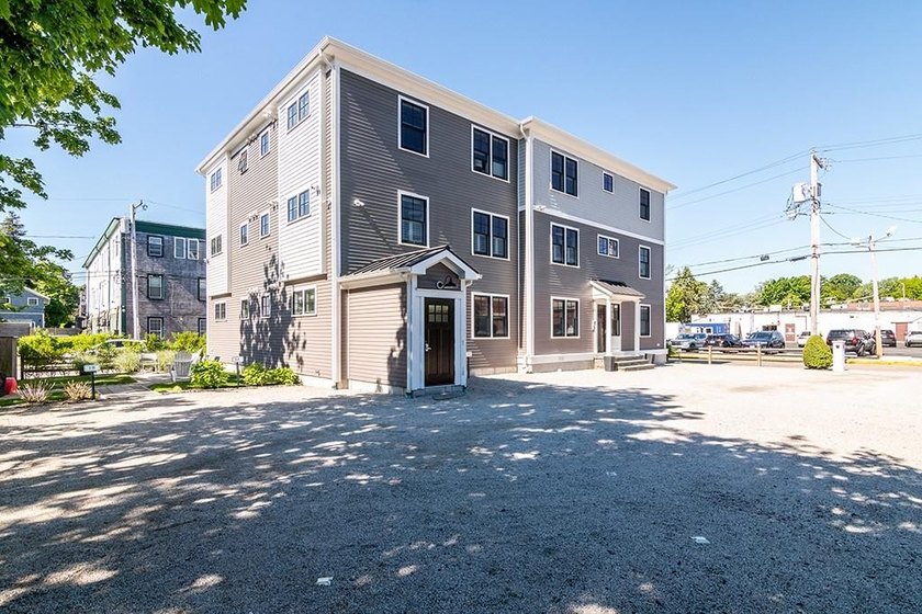 Rare find in the heart of Newport! This young, FIRST FLOOR ONE - photo 3