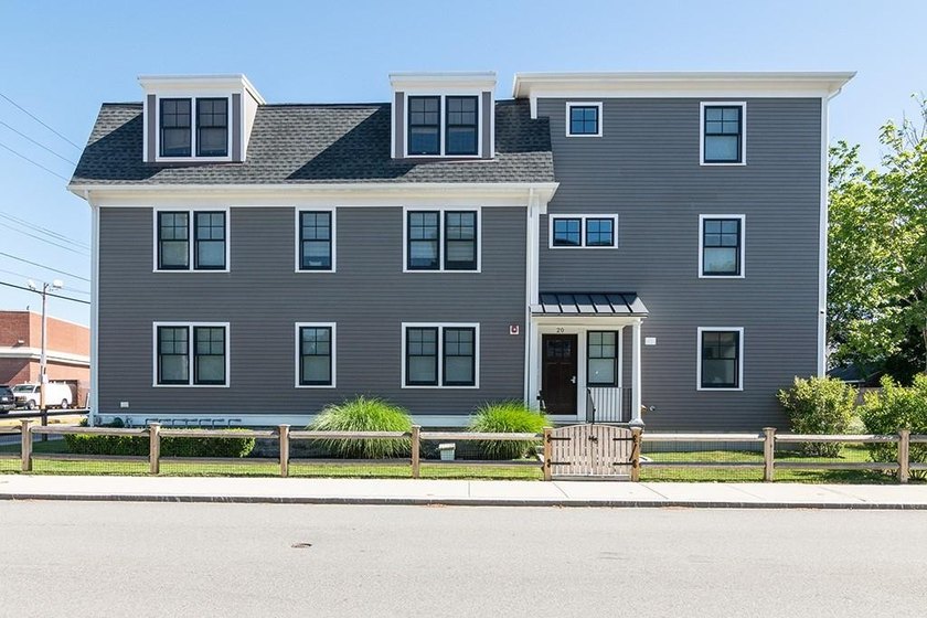 Rare find in the heart of Newport! This young, FIRST FLOOR ONE - photo 6
