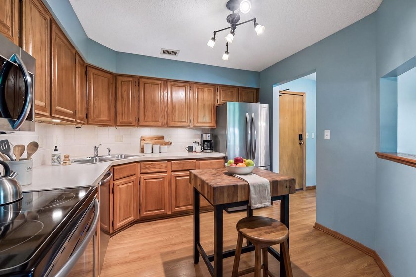 Move right into this beautifully updated condo featuring a - photo 4