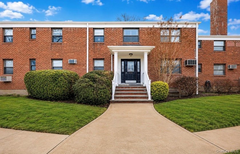 Welcome to this bright and spacious corner 2 bedroom, 2 bath - photo 2