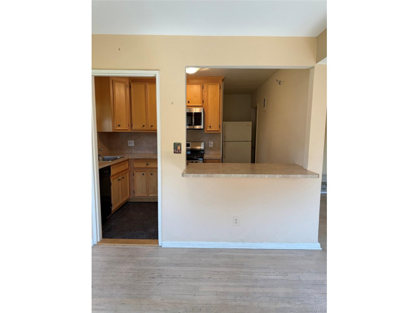 Welcome to this bright and spacious corner 2 bedroom, 2 bath - photo 6
