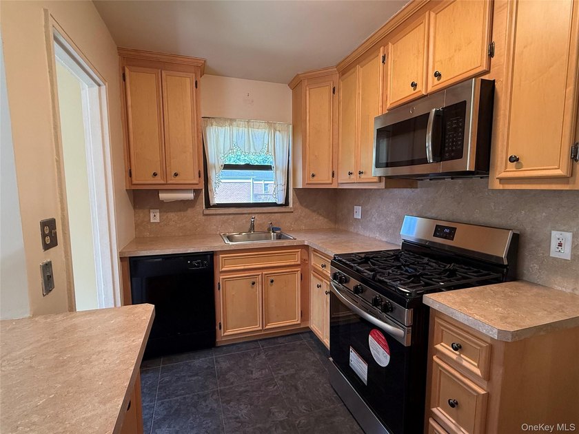 Welcome to this bright and spacious corner 2 bedroom, 2 bath - photo 7