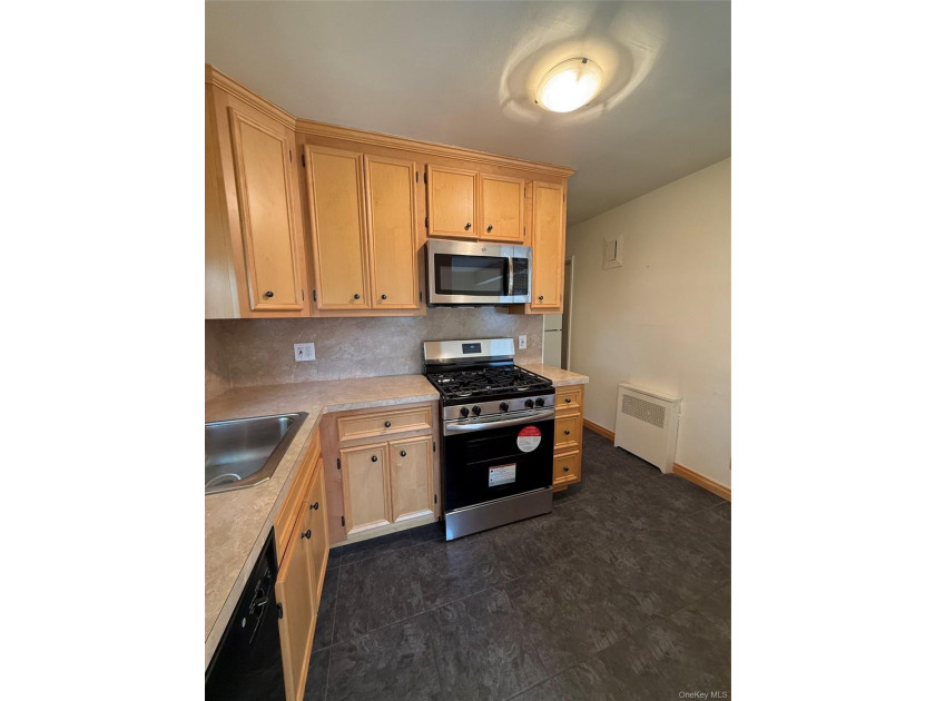 Welcome to this bright and spacious corner 2 bedroom, 2 bath - photo 9