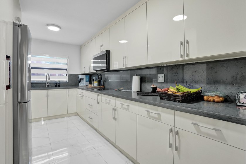 Beautifully updated 3-bedroom, 2.5-bath townhouse in a highly - photo 2