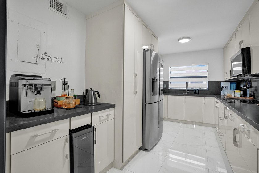 Beautifully updated 3-bedroom, 2.5-bath townhouse in a highly - photo 3