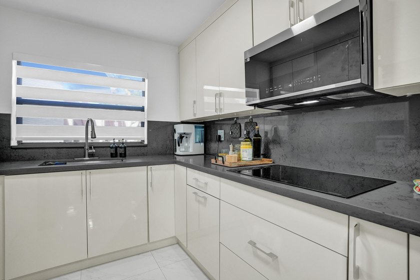 Beautifully updated 3-bedroom, 2.5-bath townhouse in a highly - photo 4