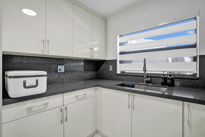 Beautifully updated 3-bedroom, 2.5-bath townhouse in a highly - photo 5