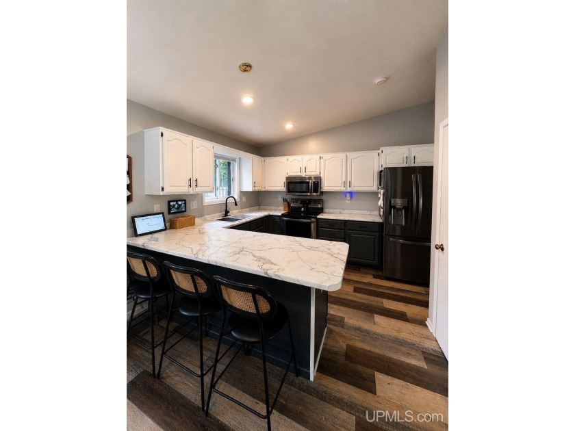 Welcome home to this beautifully maintained, move-in ready ranch - photo 2