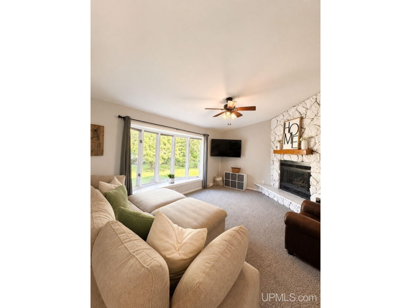 Welcome home to this beautifully maintained, move-in ready ranch - photo 4