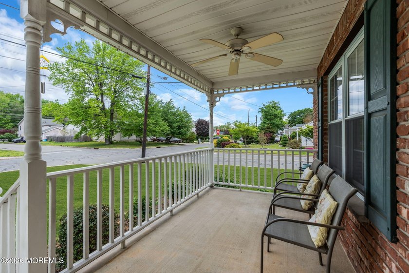BACK ON THE MARKET! Available immediately and easy to show. This - photo 3