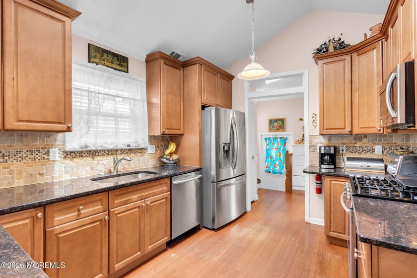 BACK ON THE MARKET! Available immediately and easy to show. This - photo 8