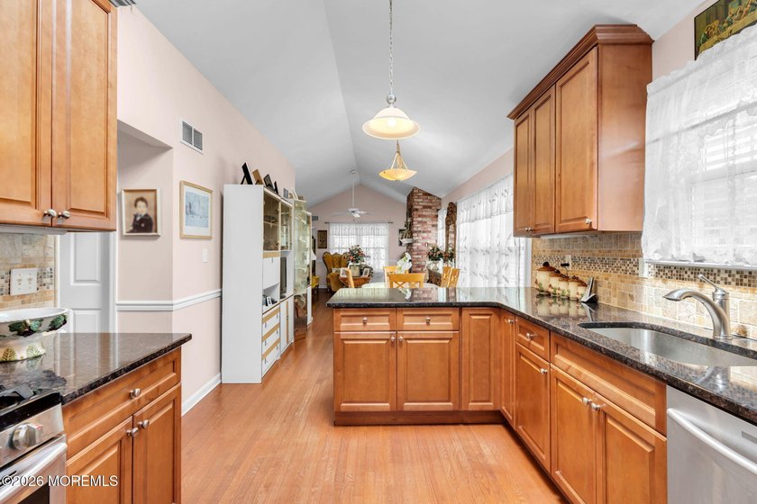 BACK ON THE MARKET! Available immediately and easy to show. This - photo 9