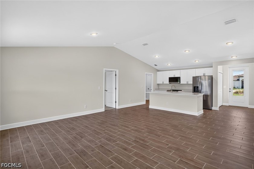 MOVE-IN READY-DON'T WAIT, CLOSING ASSISTANCE AVAILABLE! This - photo 12