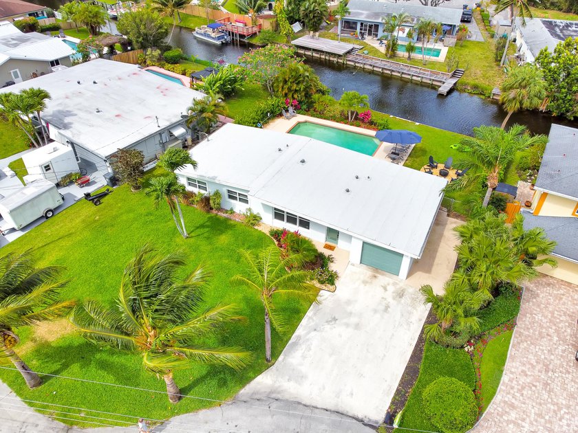 Enjoy the ultimate waterfront lifestyle in this exceptional - photo 2