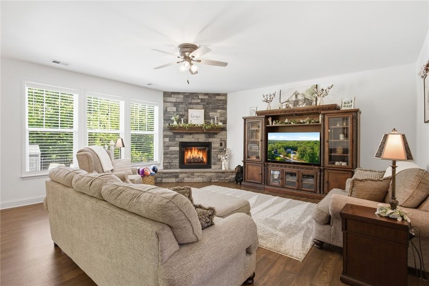 Welcome to your absolute dream home at 525 Sixteenth Cir - photo 15