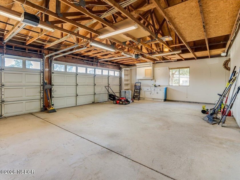 Very nice and well cared for single story 4 bedroom-2 bath home - photo 29