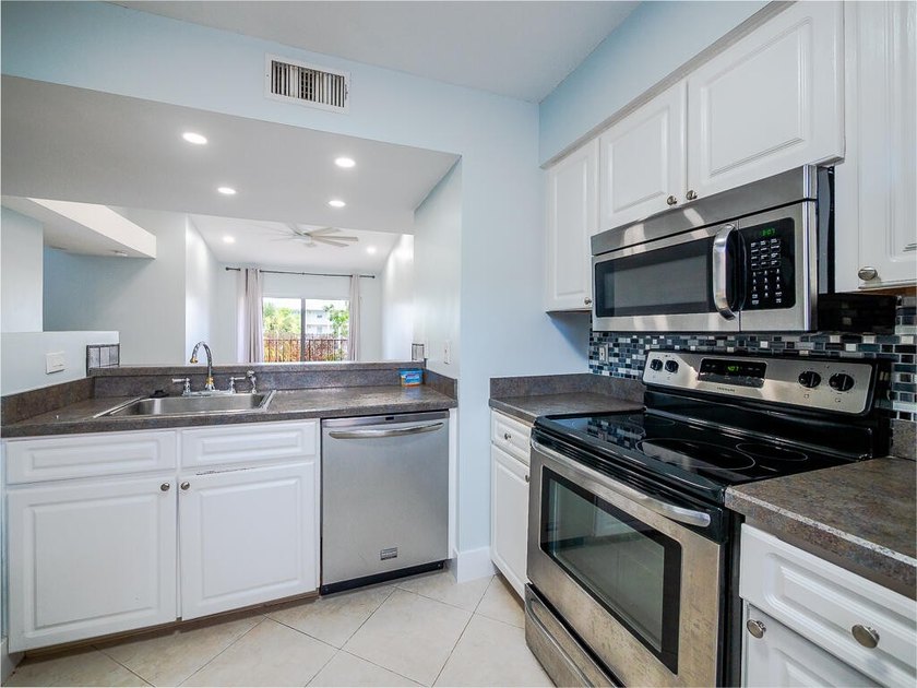 Experience luxury in waterfront Bay Reach, a gated community - photo 12