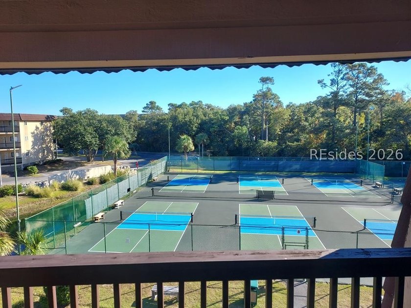Beautifully updated, fully furnished 2-bedroom, 2-bath end-unit - photo 15