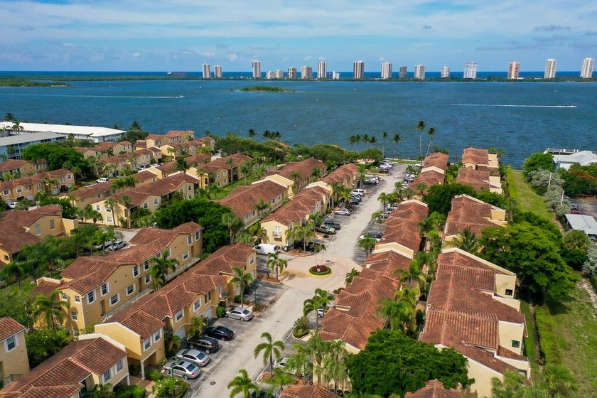Experience luxury in waterfront Bay Reach, a gated community - photo 28