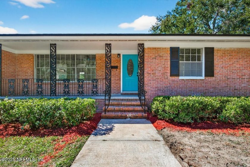 Large Corner lot property Newly renovated 4BR/2.5BA home - photo 3