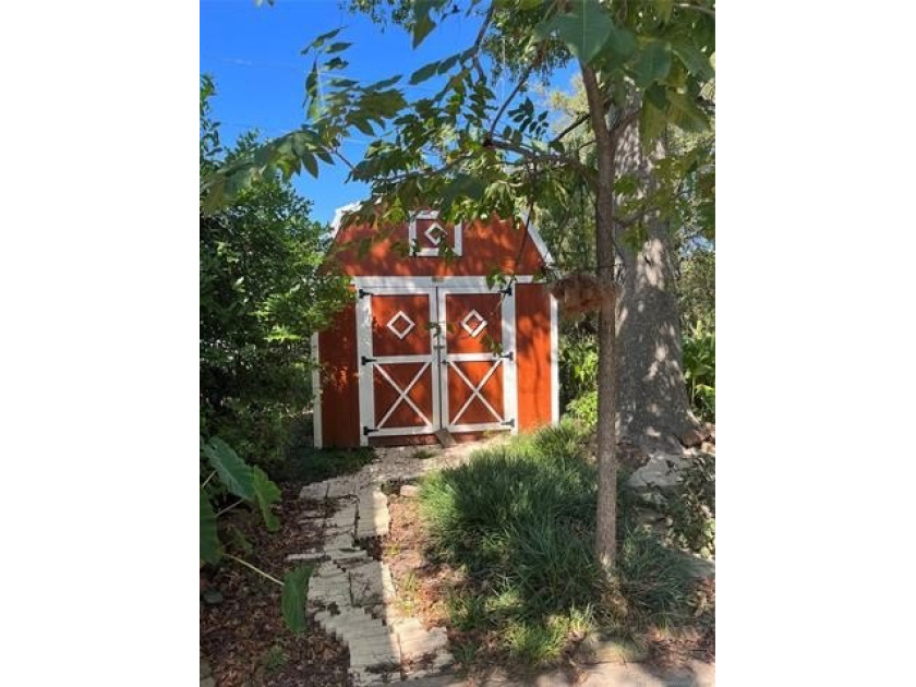With some TLC this home could have it all! Located in Arrowhead - photo 3