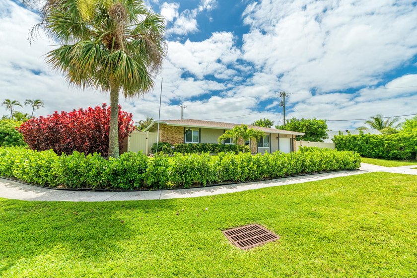 Welcome to this charming 3-bedroom, 2-bathroom single-story - photo 2